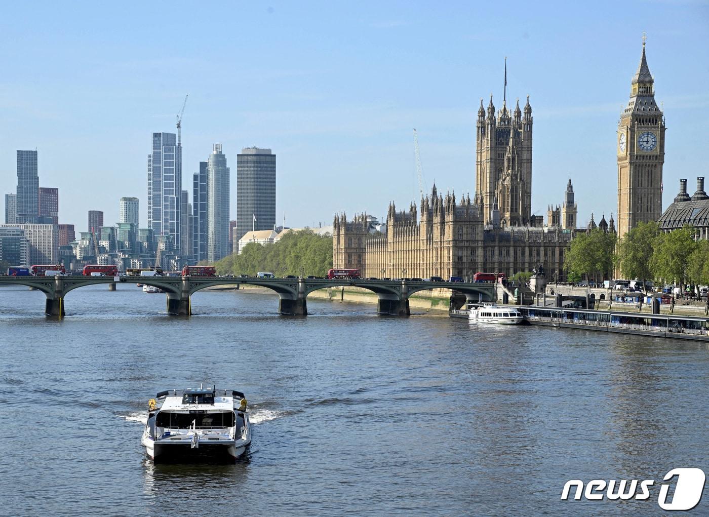 본문 이미지 - 지난 5월 영국 런던에 위치한 국회의사당 웨스트민스터궁 앞으로 템스강이 흐르는 모습. 2023.5.17. ⓒ 로이터=뉴스1 ⓒ News1 김성식 기자