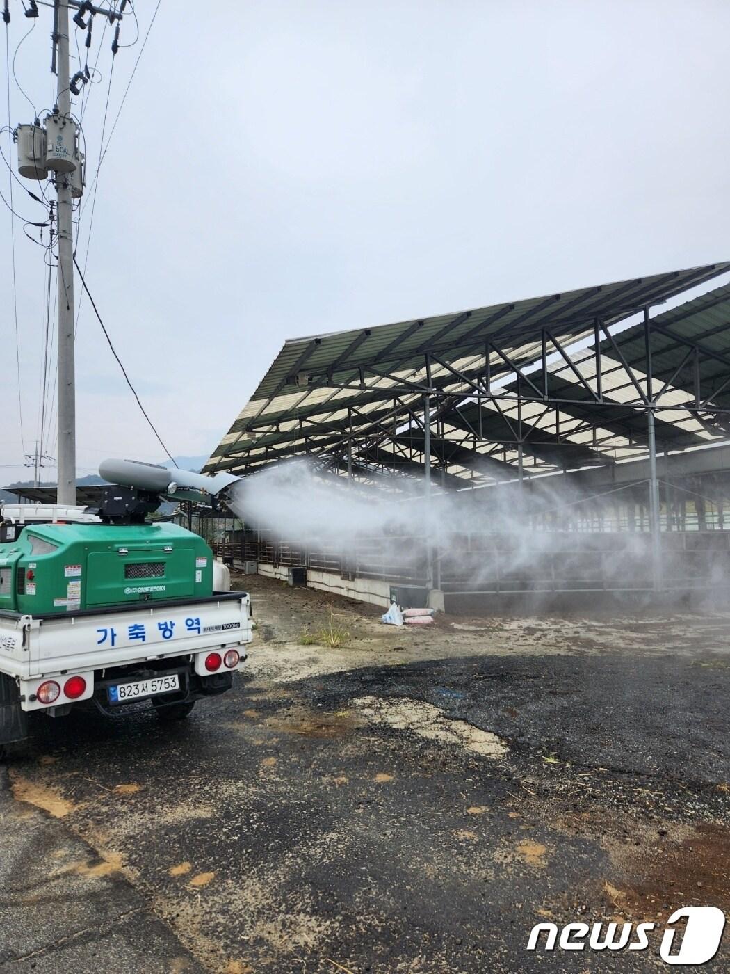 본문 이미지 -  8일 충북 충주시는 9일부터 럼피스킨병 방역대 해제검사를 추진한다고 밝혔다. 사진은 방역 모습.(충주시 제공)2023.12.8/뉴스1