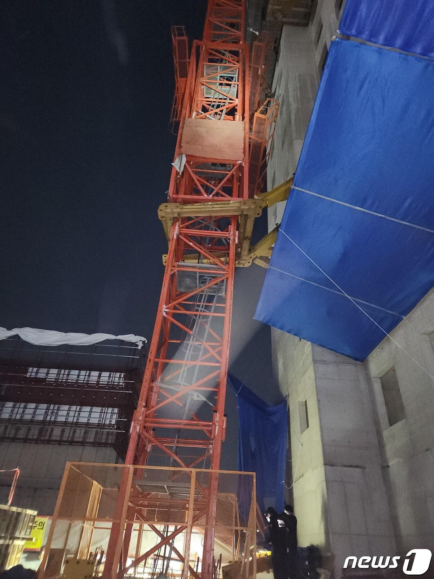 본문 이미지 - 7일 오후 8시17분쯤 대구 달서구 본동의 한 아파트 공사현장에서 타워크레인 리프트가 추락해 60대 남성이 숨지는 사고가 발생했다.(대구소방안전본부 제공)