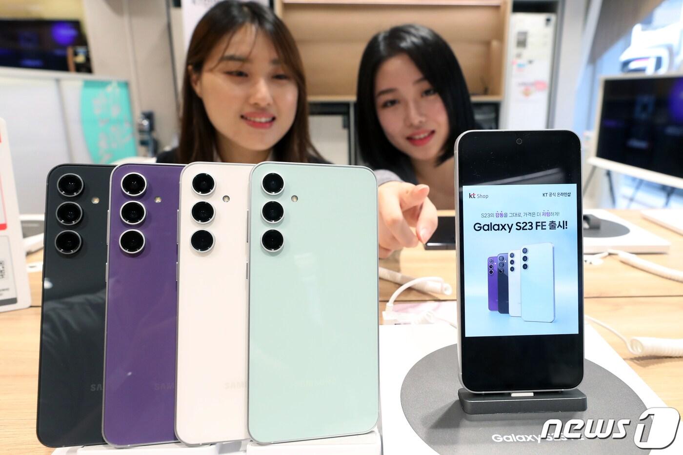8일 서울 종로구 KT플라자에서 모델들이 '갤럭시 S23 FE'를 소개하고 있다. 2023.12.8/뉴스1 ⓒ News1 이승배 기자