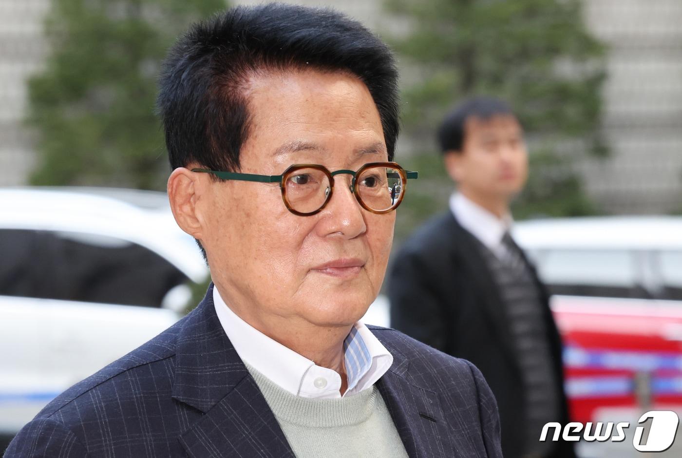 본문 이미지 - 박지원 전 국가정보원장이 8일 서울 서초구 서울중앙지방법원에서 열린 '서해 피격 사건' 직권남용권리행사방해 등 공판에 출석하고 있다. 2023.12.8/뉴스1 ⓒ News1 허경 기자