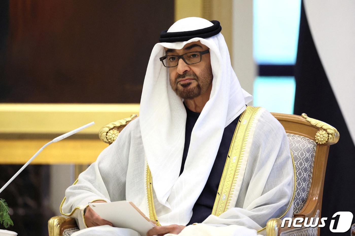 본문 이미지 - 셰이크 무함마드 빈 자이드 알나흐얀 아랍에미리트(UAE) 대통령이 아랍에미리트 아부다비에서 블라디미르 푸틴 러시아 대통령과 회담을 하고 있다. (자료사진) 2023.12.06 ⓒ 로이터=뉴스1