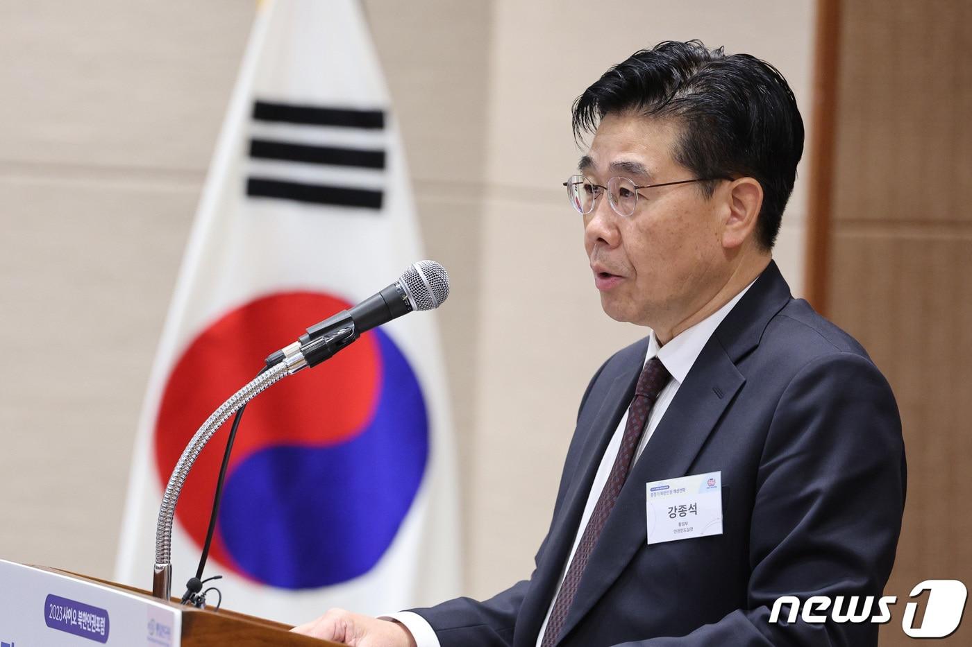 본문 이미지 - 강종석 통일부 인권인도실장이 8일 오후 서울 서초구 통일연구원에서 열린 중장기 북한인권 개선전략을 주제로 열린 샤이오 북한인권포럼에서 축사를 하고 있다. 2023.12.8/뉴스1 ⓒ News1 신웅수 기자