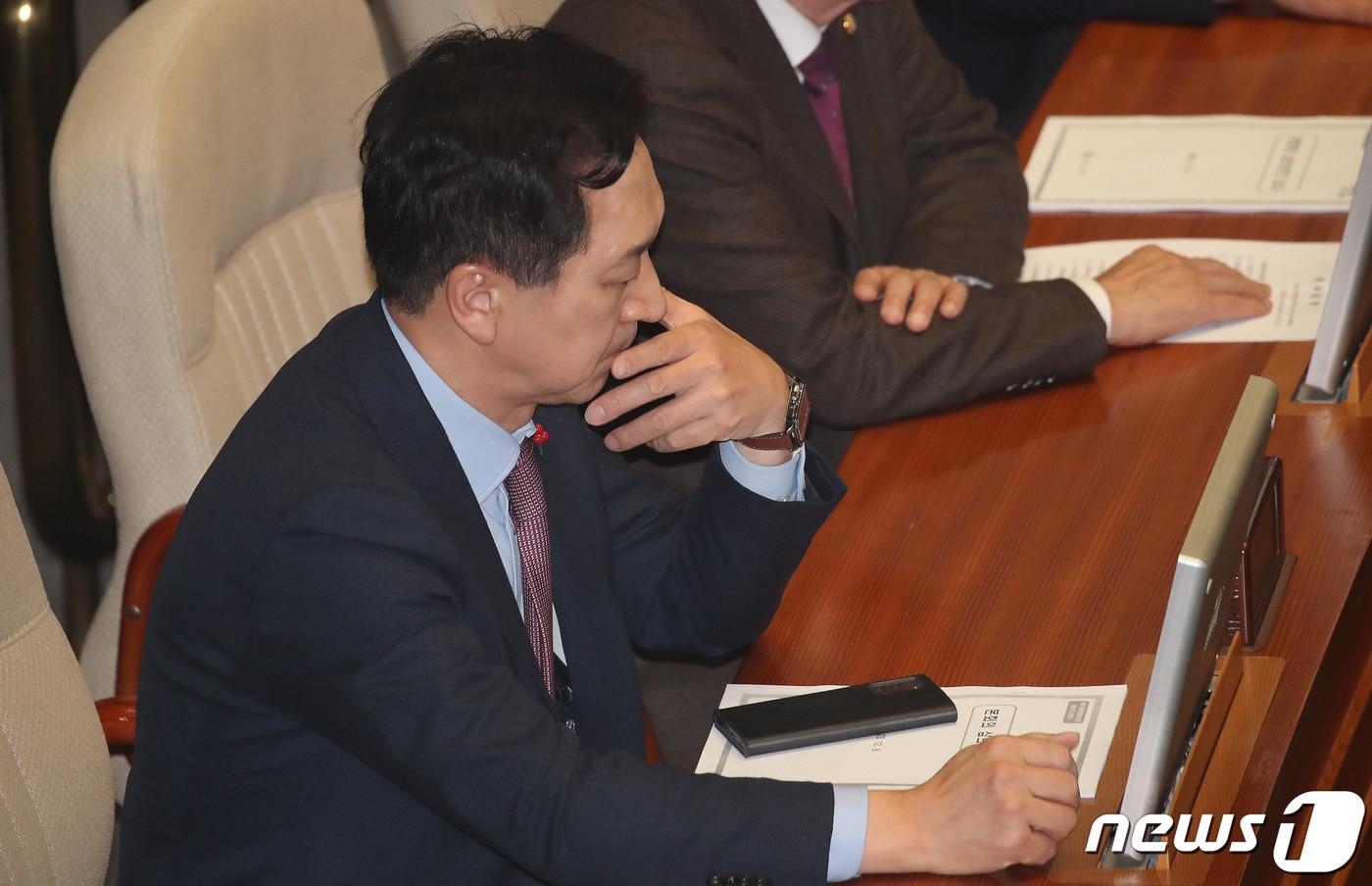본문 이미지 - 김기현 국민의힘 대표가 8일 오후 서울 여의도 국회 본회의장에서 열린 제410회 국회(정기회) 제14차 본회의에서 생각에 잠겨 있다. 2023.12.8/뉴스1 ⓒ News1 임세영 기자