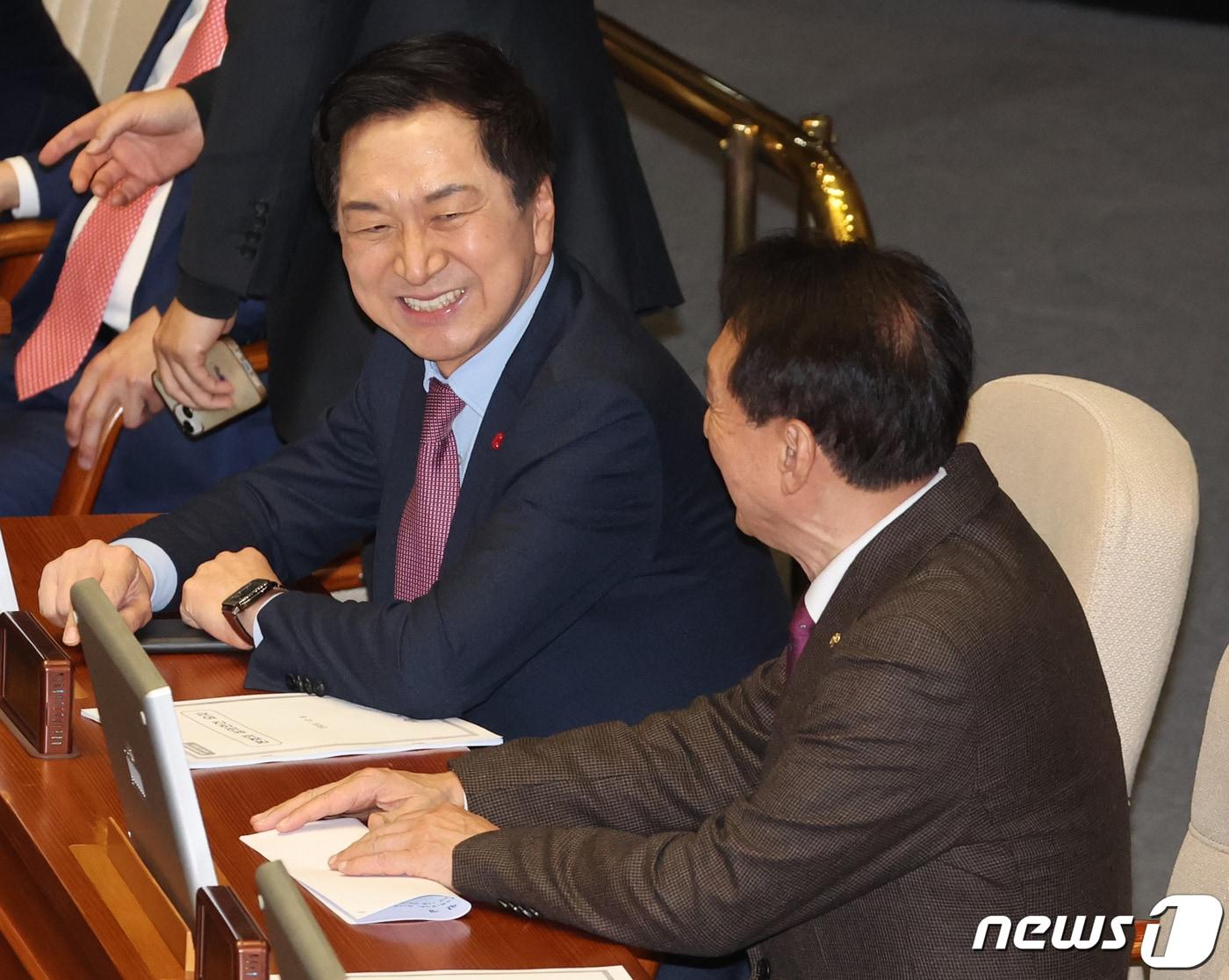 본문 이미지 - 김기현 국민의힘 대표가 8일 서울 여의도 국회 본회의장에서 열린 제410회국회(정기회) 제14차 본회의에서 김석기 의원과 대화하며 밝게 웃고 있다. 2023.12.8/뉴스1 ⓒ News1 송원영 기자
