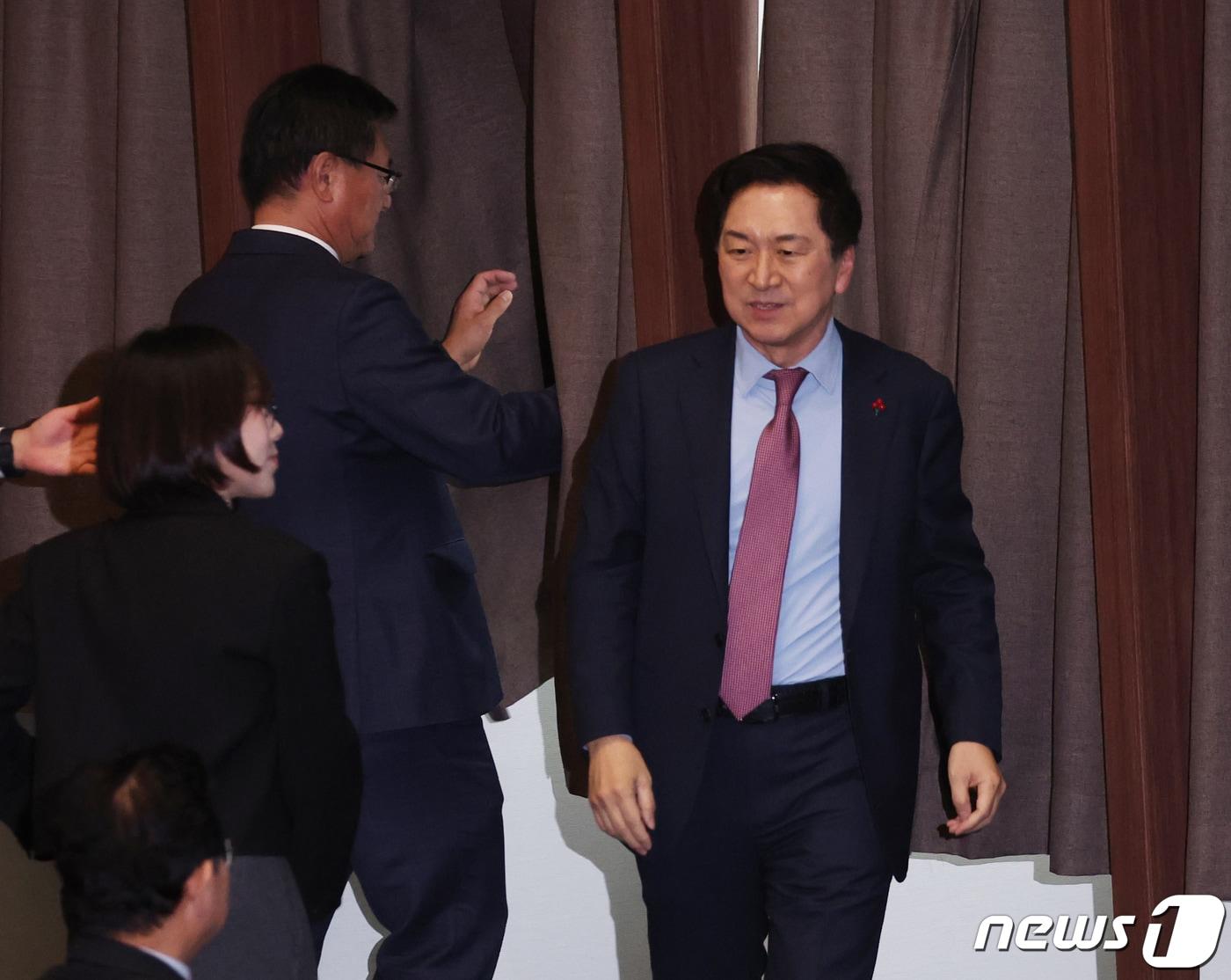 본문 이미지 - 김기현 국민의힘 대표가 8일 서울 여의도 국회 본회의장에서 열린 조희대 대법원장 임명동의안에 대한 투표를 마치고 나오고 있다. 2023.12.8/뉴스1 ⓒ News1 송원영 기자