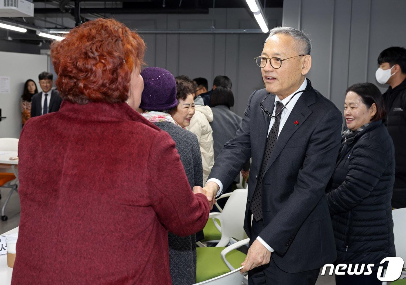 본문 이미지 - 8일 오전 유인촌 문화체육관광부 장관이 광주 동구 전일빌딩245에서 '옛 전남도청 복원지킴이 어머니'들과 만나 인사하고 있다.(국립아시아문화전당재단 제공)2023.12.8/뉴스1 