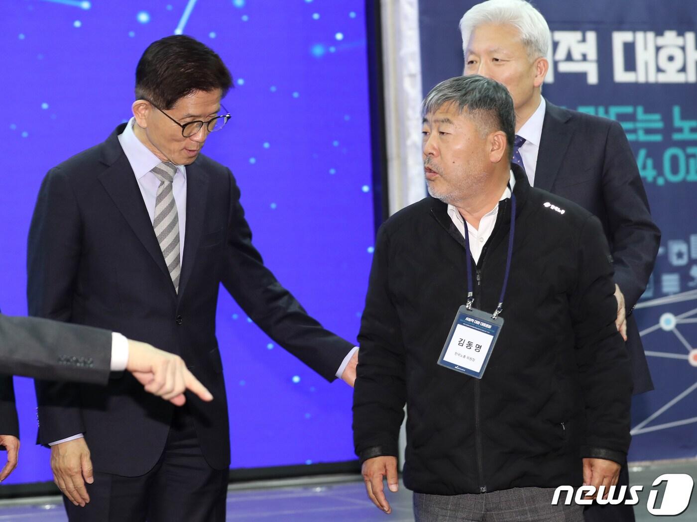 본문 이미지 - 김동명 한국노총 위원장(오른쪽)이 8일 서울 여의도 CCMM빌딩에서 열린 ‘함께 만드는 노동의 미래 : 한국형 노동4.0과 사회적 대화’ 대토론회에서 이정식 고용노동부 장관, 김문수 경제사회노동위원회 위원장 등과 기념 촬영을 마친 뒤 먼저 이동하고 있다 2023.12.8/뉴스1 ⓒ News1 권현진 기자