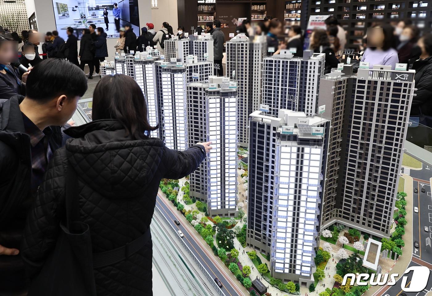 본문 이미지 - 지난해 12월 개관한 서울 성동구 GS건설 청계리버뷰자이 견본주택에서 시민들이 아파트 단지 모형을 살펴보고 있다. 2023.12.8/뉴스1 ⓒ News1 구윤성 기자