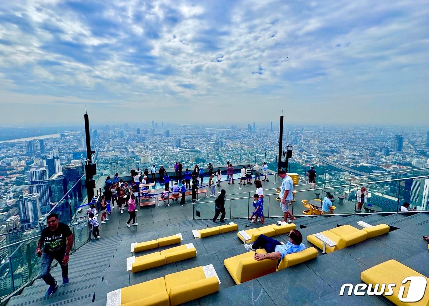 본문 이미지 - 태국 마하나콘 스카이타워 78층에 있는 야외 360도 전망대인 'The Peak' ⓒ News1 이민주 기자