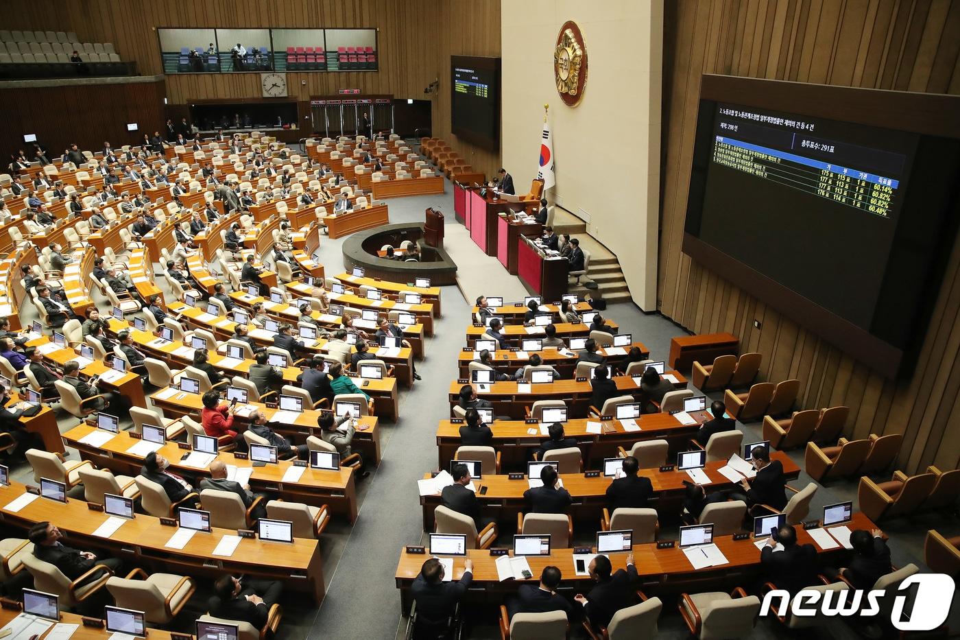 본문 이미지 - 서울 여의도 국회 본회의장에서 열린 제410회국회(정기회) 제14차 본회의 2023.12.8/뉴스1 ⓒ News1 임세영 기자