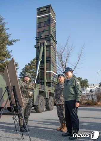 본문 이미지 - 신원식 국방부장관(오른쪽)이 8일 한국형 3축체계의 핵심부대인 육군 미사일전략사령부를 방문, 부대 관계관으로부터 미사일 장비에 대한 보고를 받고 있다. (국방부 제공) 2023.12.8/뉴스1