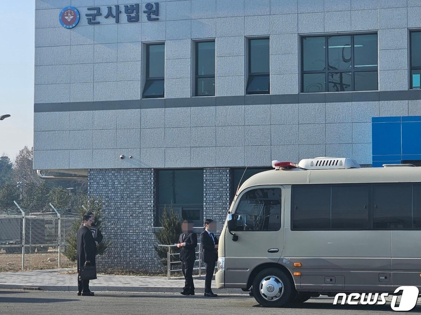 본문 이미지 - 지난 5일 강원 춘천 제3지역 군사법원이 아내를 살해한 후 교통사고로 위장한 혐의 기소된 육군 부사관 A씨에게 징역 35년을 선고한 뒤 사망한 아내 동생이 누나의 사진을 들고 A씨를 태운 승합차 앞 서서 "지금이라도 사과하라"며 울음을 터트렸다. 한귀섭 기자