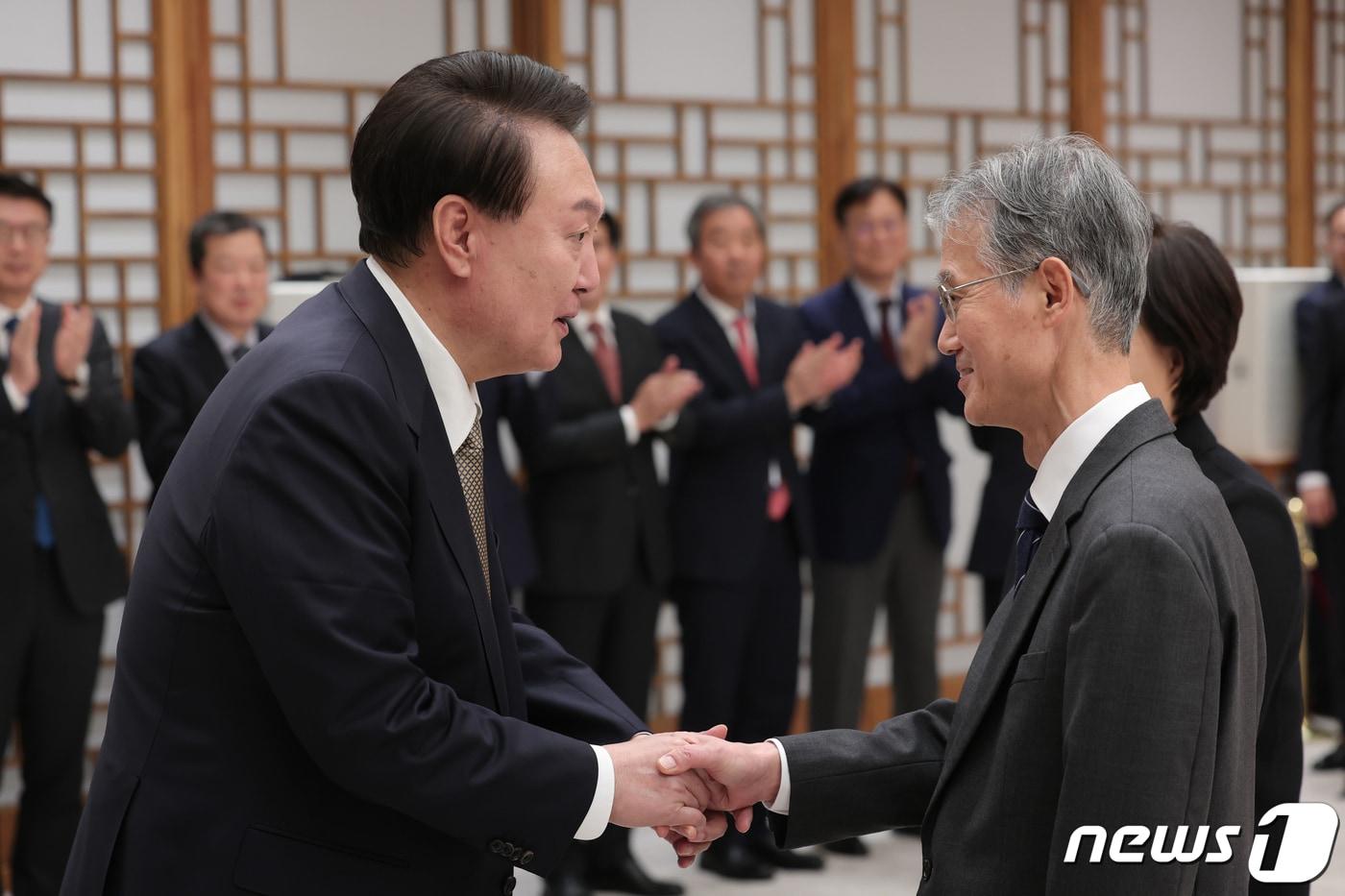 지난 2023년 12월 8일 윤석열 당시 대통령이 용산 대통령실 청사에서 열린 대법원장 임명장 수여식에서 조희대 대법원장과 악수하고 있다. &#40;대통령실 제공&#41; 2023.12.8/뉴스1 ⓒ News1 오대일 기자