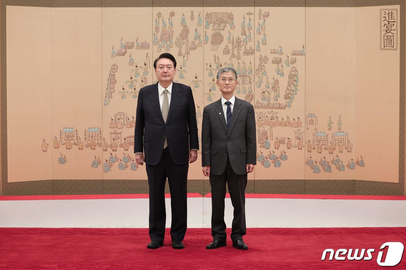 지난 2023년 12월 8일 윤석열 당시 대통령이 용산 대통령실 청사에서 열린 대법원장 임명장 수여식에서 조희대 신임 대법원장과 기념촬영을 하고 있다. (대통령실 제공) 2023.12.8/뉴스1 ⓒ News1 오대일 기자