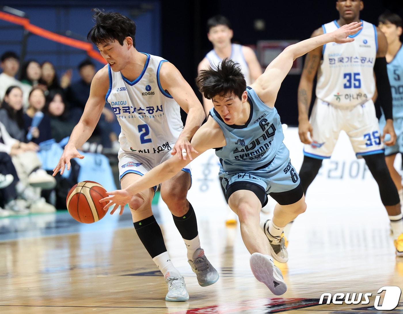 본문 이미지 - 8일 오후 경기 고양 소노 아레나에서 열린 '2023-2024 정관장 프로농구' 고양 소노 스카이거너스와 대구 한국가스공사 페가수스의 경기, 대구 신승민과이 고양 이정현이 3쿼터 볼 경합을 벌이고 있다. 2023.12.8/뉴스1 ⓒ News1 김진환 기자