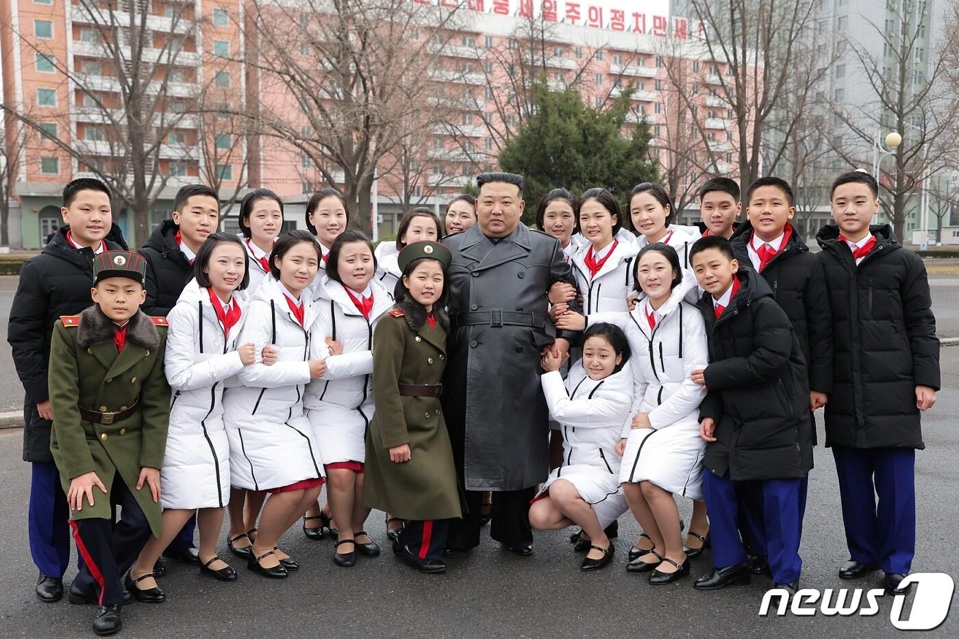본문 이미지 - (평양 노동신문=뉴스1) = 노동당 기관지 노동신문은 9일 김정은 당 총비서가 5차 어머니대회에 참가해 축하시를 낭독한 소년단원들과 기념사진을 찍었다고 보도했다. 신문은 이들이 "영예로운 임무를 수행했다"라고 전했다. [국내에서만 사용가능. 재배포 금지. DB 금지. For Use Only in the Republic of Korea. Redistribution Prohibited] rodongphoto@news1.kr
