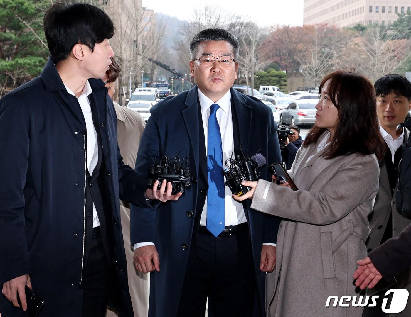 본문 이미지 - 전현희 전 국민권익위원장에 대한 '표적 감사' 의혹을 받고 있는 유병호 감사원 사무총장이 9일 오전 경기 과천시 고위공직자범죄수사처(공수처)에 출석하고 있다. 2023.12.9/뉴스1 ⓒ News1 구윤성 기자