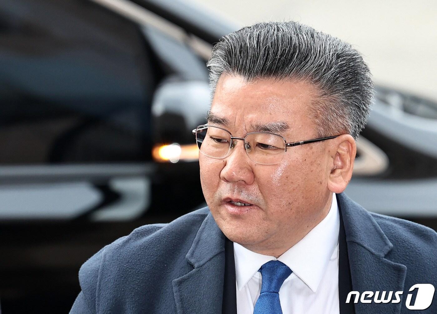 본문 이미지 - 전현희 전 국민권익위원장에 대한 '표적 감사' 의혹을 받고 있는 유병호 감사원 사무총장이 9일 오전 경기 과천시 고위공직자범죄수사처(공수처)에 출석하고 있다. 2023.12.9/뉴스1 ⓒ News1 구윤성 기자