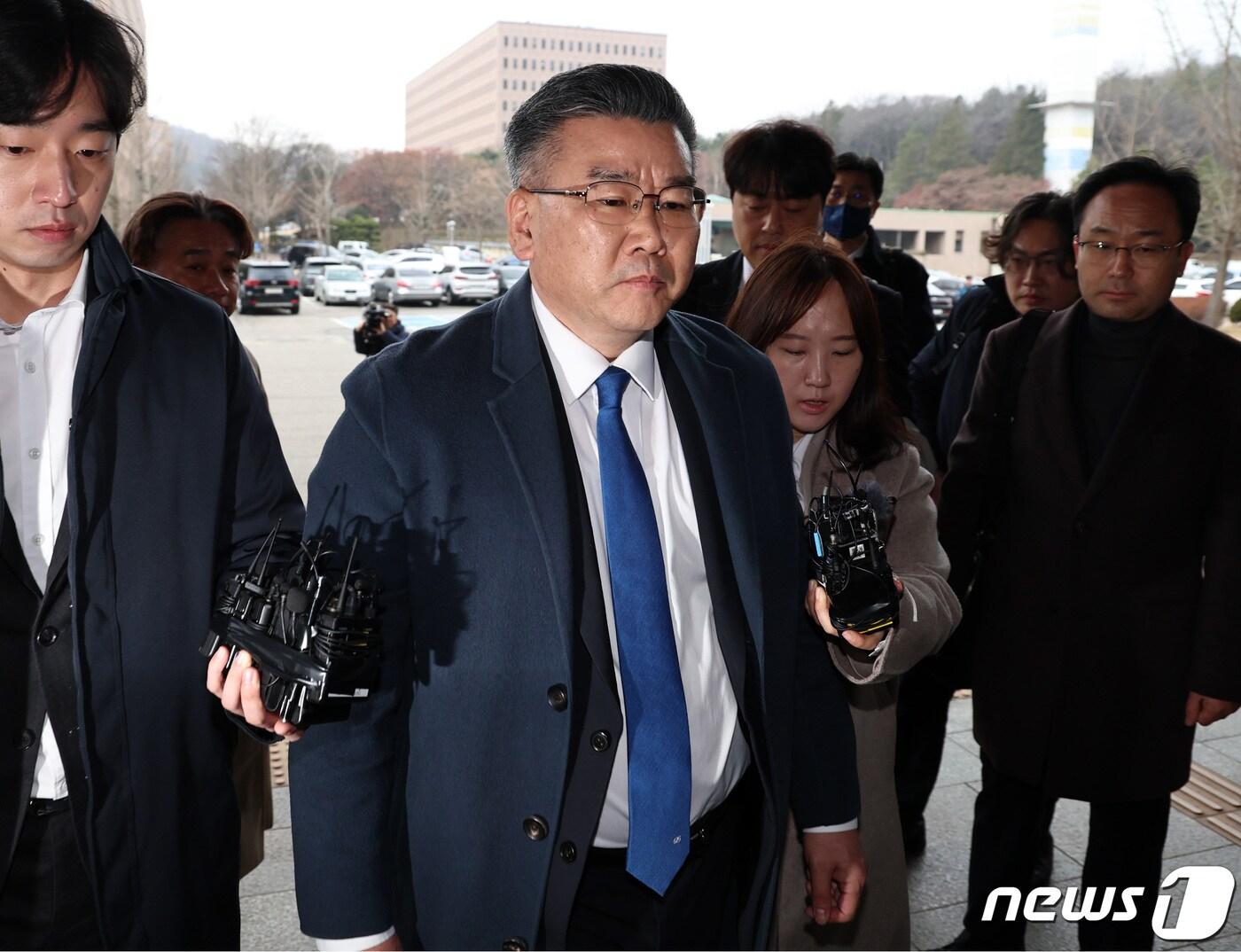 본문 이미지 - 전현희 전 국민권익위원장에 대한 '표적 감사' 의혹을 받고 있는 유병호 감사원 사무총장이 9일 오전 경기 과천시 고위공직자범죄수사처(공수처)에 출석하고 있다. 2023.12.9/뉴스1 ⓒ News1 구윤성 기자