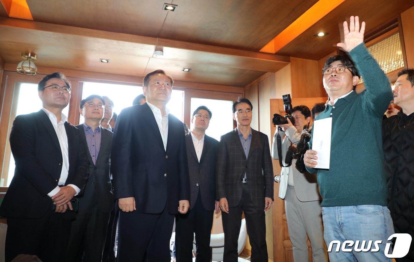 이상민 행정안전부 장관이 9일 오전 제주시 조천읍 북촌리에 있는 농어촌 빈집 활용 숙박시설인 ㈜다자요의 북촌포구집을 살펴보고 있다.2023.12.9./뉴스1 ⓒ News1 오미란 기자