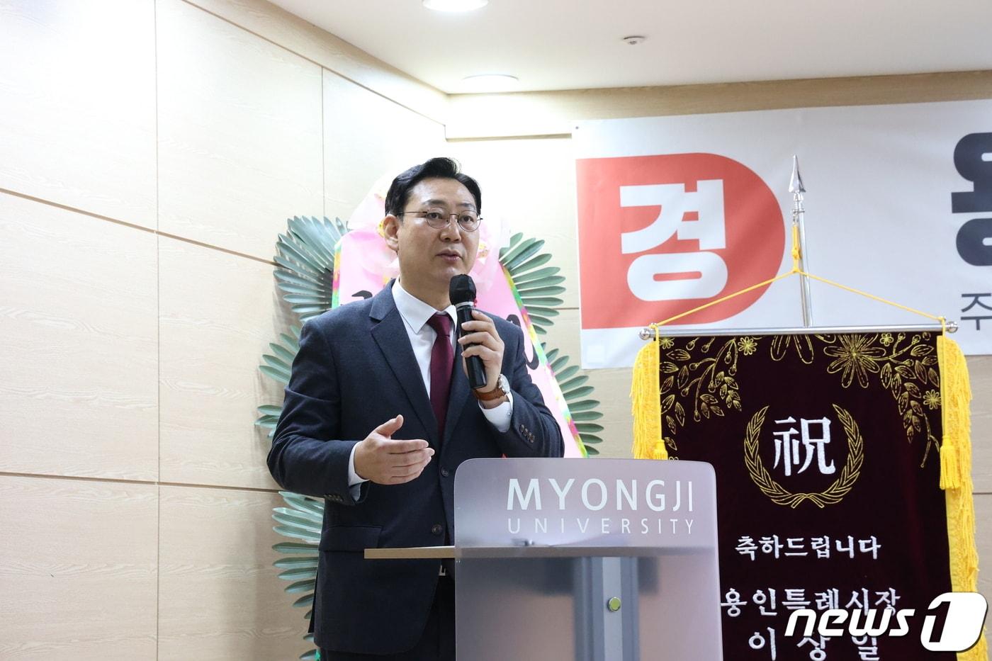 본문 이미지 - 김대남 ‘새로운 민심 새민연’ 경기도 지부장이 '용인 4050 경제인 포럼' 출범식에서 인사말을 하고 있다.(새민연 제공)
