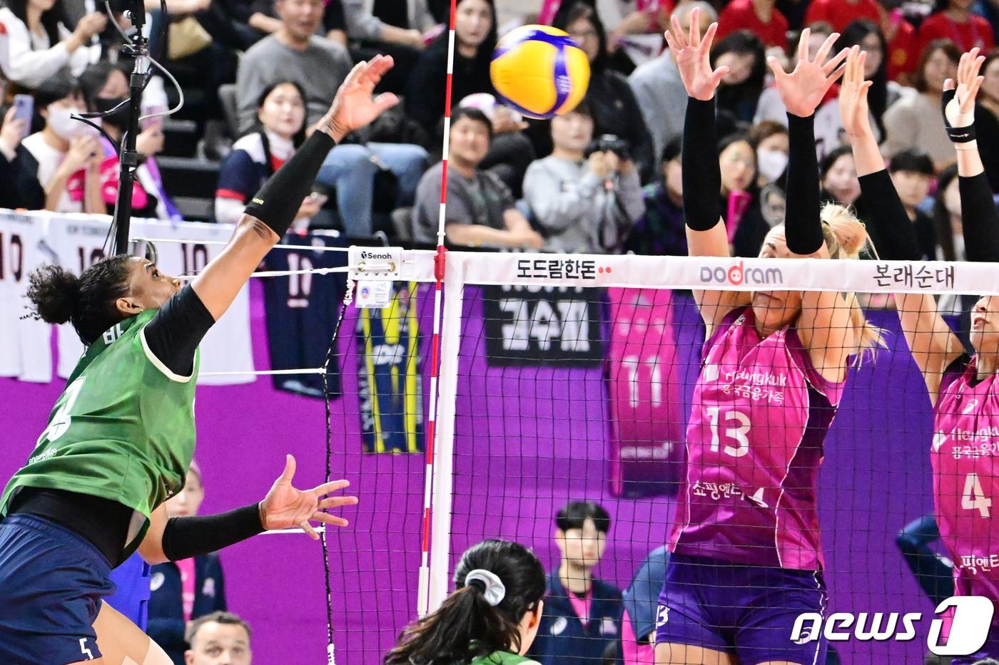 GS칼텍스 지젤 실바가 9일 인천 삼산월드체육관에서 열린 2023-24 도드람 V리그 여자부 흥국생명과의 경기에서 공격을 시도하고 있다. (KOVO 제공)