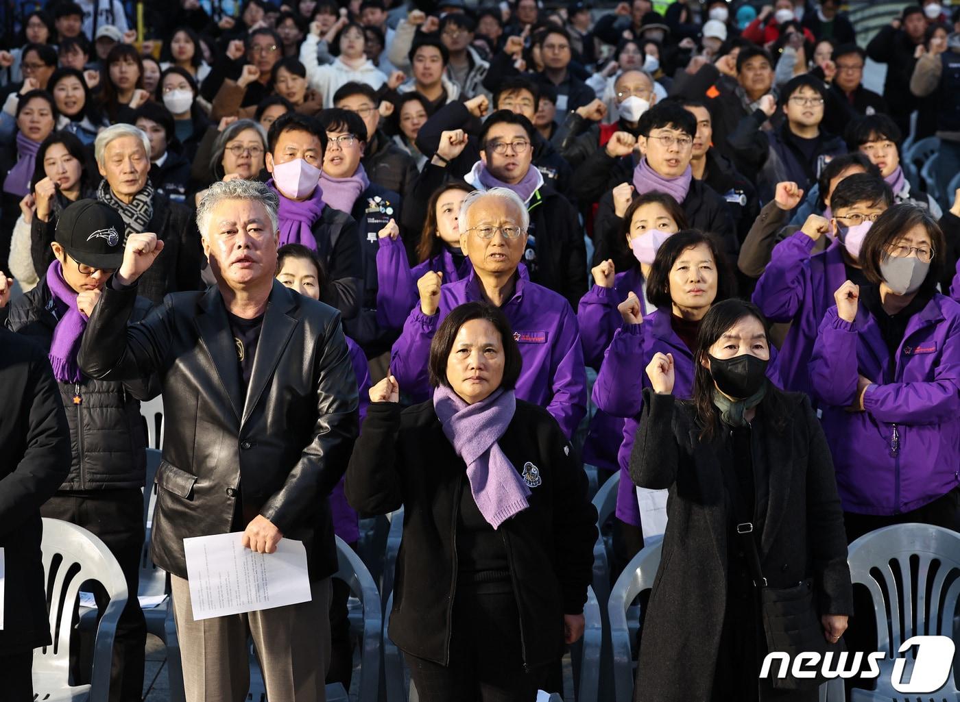 본문 이미지 - 태안화력발전소 비정규직 노동자인 고(故) 김용균 씨의 어머니 김미숙 김용균재단 대표(앞줄 가운데)가 9일 오후 서울 종로구 보신각에서 열린 5주기 추모대회에서 참가자들과 함께 '임을 위한 행진곡'을 부르고 있다. 2023.12.9/뉴스1 ⓒ News1 구윤성 기자
