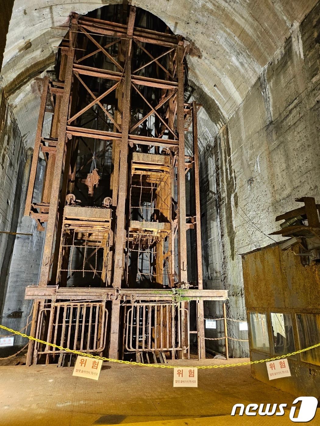 본문 이미지 - 현장학습관으로 리모델링한 함태수갱 내부에 지하 갱도를 오르내리던 엘리베이터가 보존돼있는 모습. 2023.12.07/뉴스1 ⓒ News1 심언기 기자