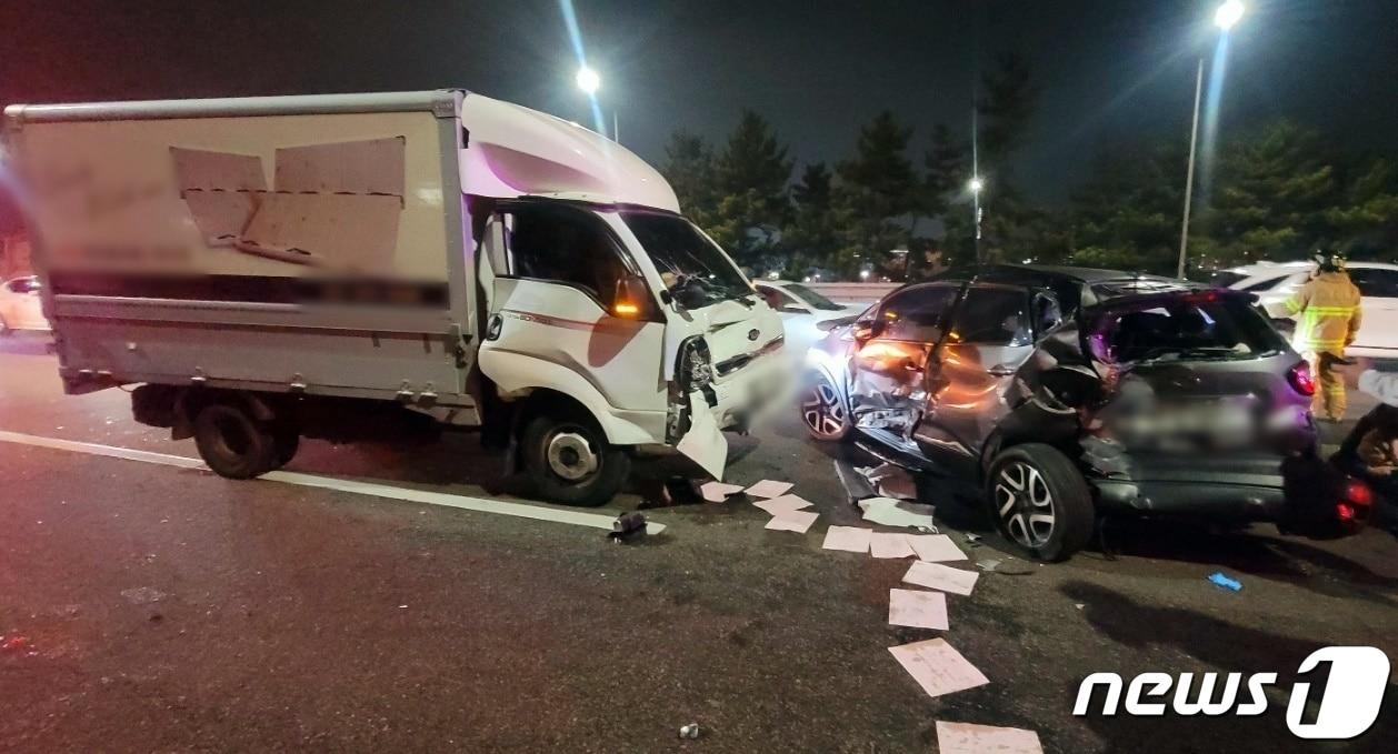 본문 이미지 - 지난 9일 인천시 계양구 인천공항고속도로 서울방면 톨게이트~노오지JC방면 6km지점에서 1톤 화물탑차와 승용차, 승용차와 승용차간 총 차량 4대가 추돌했다는 신고가 119로 접수됐다. 이 사고로 2명이 다쳐 현장에 출동한 소방대원에 의해 병원으로 옮겨졌다. 경찰과 소방 등은 정확한 사고 경위를 조사 중이다.(인천소방본부 제공)2023.12.9/뉴스1(인천소방본부 제공)2023.12.9/뉴스1 ⓒ News1 박아론 기자