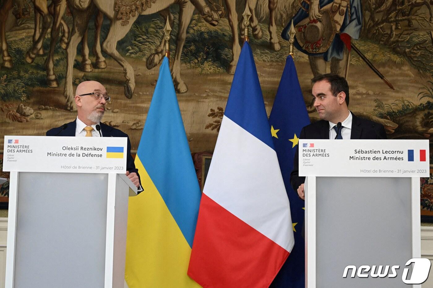 본문 이미지 - 올렉시 레즈니코프 우크라이나 국방장관이 31일(현지시간) 파리를 방문해 세바스티앙 르코르누 프랑스 국방장관과 기자회견을 하고 있다. ⓒ 로이터=뉴스1 ⓒ News1 우동명 기자