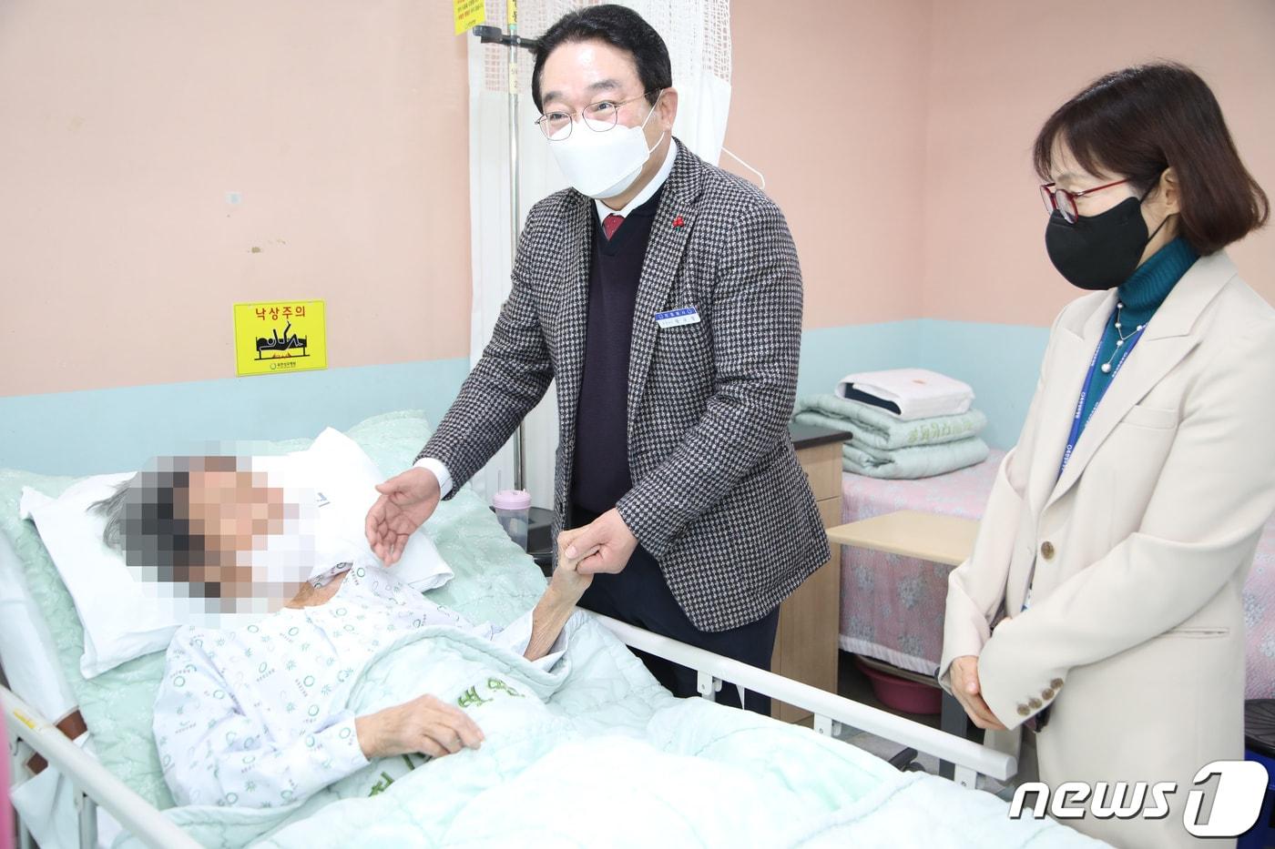 본문 이미지 - 황규철 옥천군수가 충북도 의료비 후불제 융자지원 1호 환자를 찾아 쾌유를 기원하고 있다.(옥천군 제공)