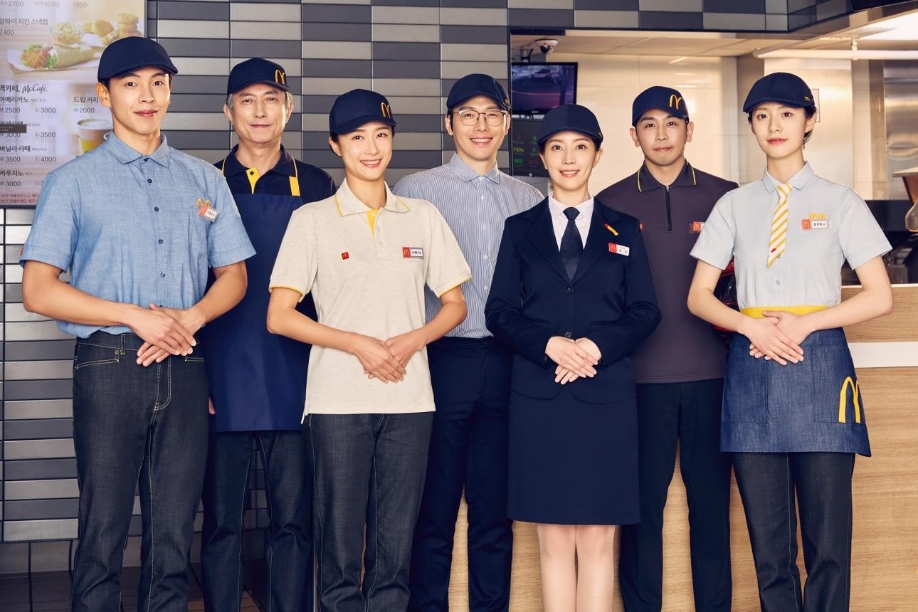 본문 이미지 - 한국맥도날드 매장 직원 유니폼 교체.(한국맥도날드 제공)
