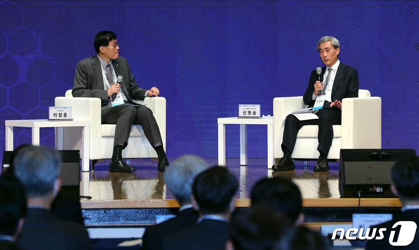 본문 이미지 - 이창용 한국은행 총재가 신현송 신임 한국은행 총재 후보자(당시 BIS 경제보좌관 겸 조사국장)과 대담을 나누고 있다. 2023.2.1 ⓒ 뉴스1 김진환 기자