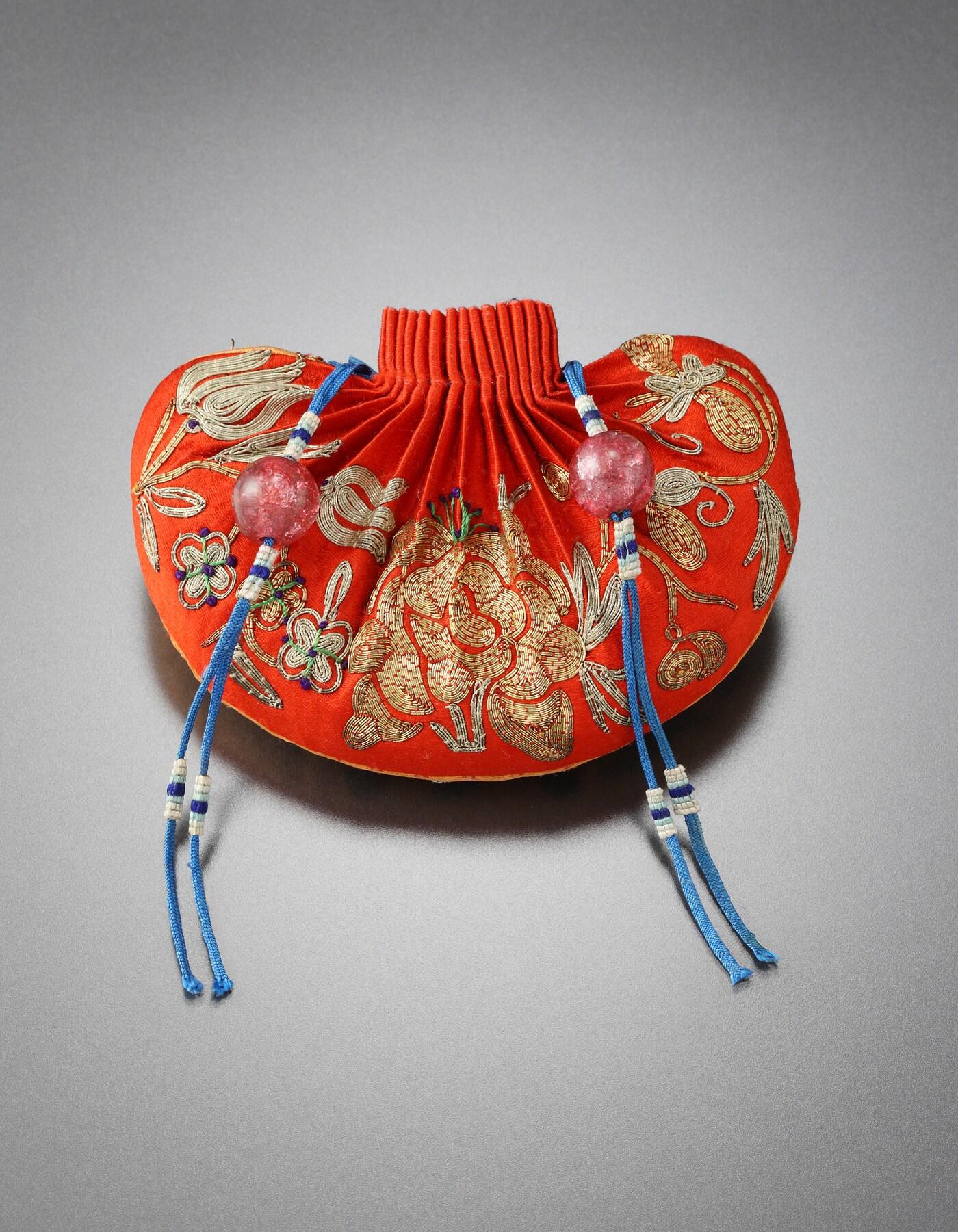 본문 이미지 - 국립고궁박물관 2월의 큐레이터 추천 왕실 유물인 '모란불수문 향주머니' 포스터. (국립고궁박물관 제공)