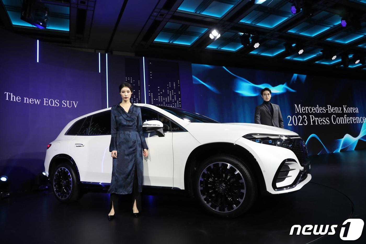 메르세데스-벤츠 코리아가 1일 오전 서울 용산 그랜드 하얏트 호텔에서 대형 전기차 전용 아키텍처 'EVA2'를 기반으로 개발된 최초의 럭셔리 SUV '더 뉴 EQS SUV'를 선보이고 있다. ⓒ News1 권현진 기자
