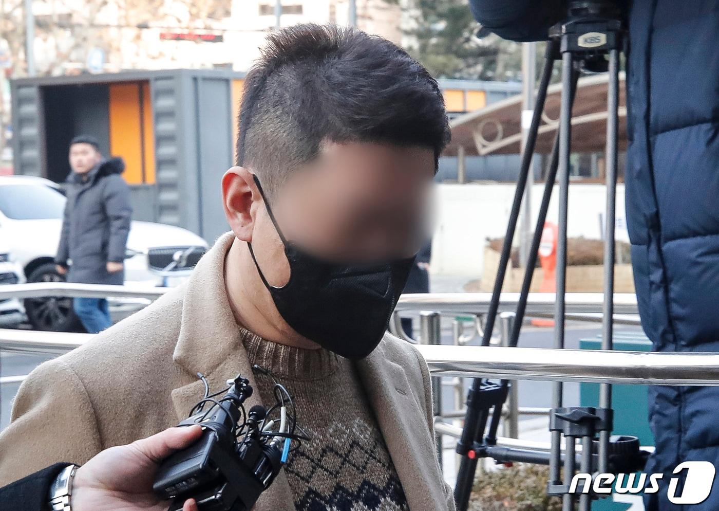 빗썸의 실소유주로 알려진 강종현씨가 횡령·배임 등 혐의로 영장실질심사를 받기 위해 서울남부지법에 출석하고 있다. 2023.2.1/뉴스1 ⓒ News1 김도우 기자