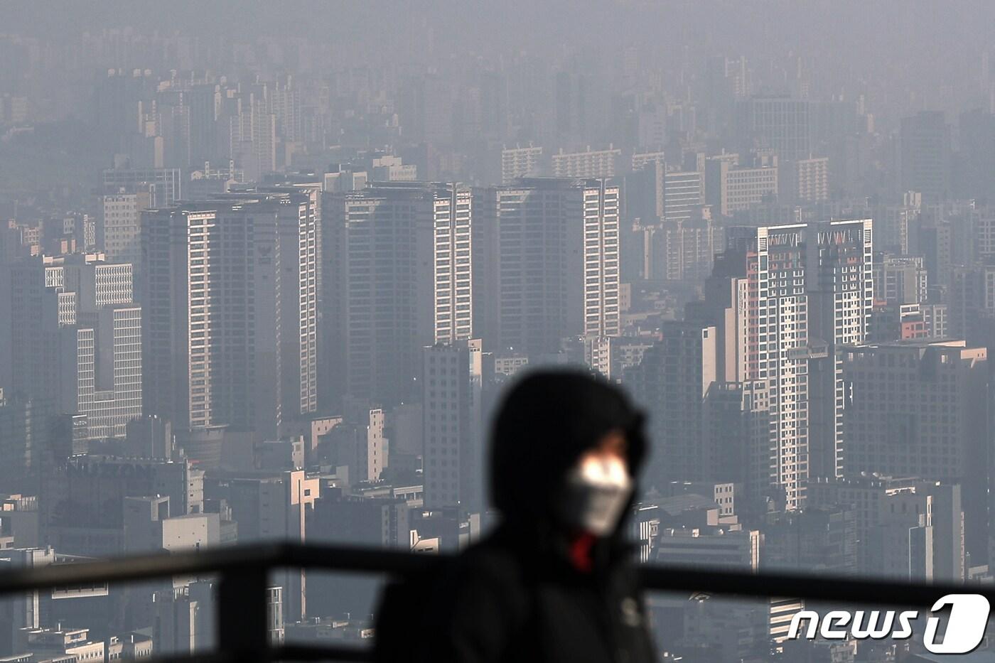 지난해 12월 전국 미분양 주택이 6만8000가구에 육박하며 한달만에 1만여가구가 증가한 것으로 나타났다. 전국 미분양 주택 물량 통계가 6만가구 이상을 기록한 것은 지난 2015년(6만2000가구) 이후 7년 만이다. 사진은 1일 서울 중구 남산에서 바라본 도심 아파트 단지 모습. 2023.2.1/뉴스1 ⓒ News1 민경석 기자