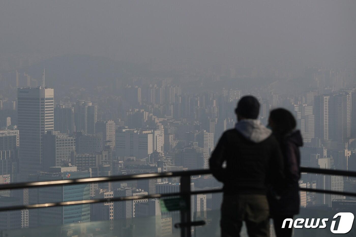 본문 이미지 - 서울을 비롯한 수도권에 미세먼지 농도가 나쁨 수준을 나타낸 1일 오전 서울 중구 남산에서 바라본 서울 도심이 뿌옇게 흐린 모습을 보이고 있다. 2023.2.1/뉴스1 ⓒ News1 민경석 기자
