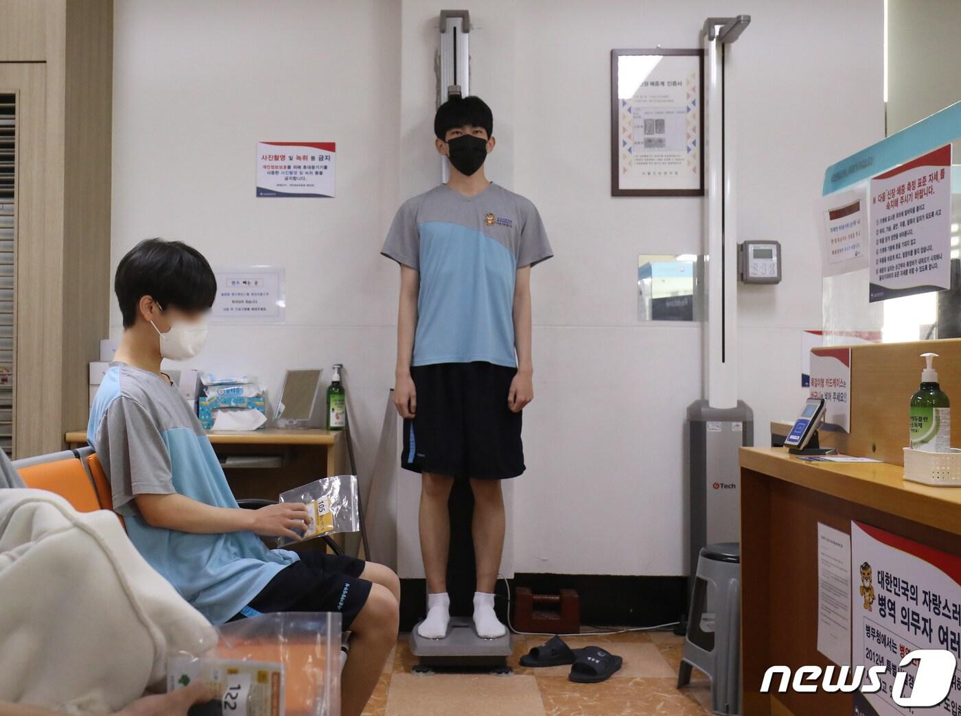 본문 이미지 - 서울 영등포구 서울지방병무청 제1병역판정검사장에서 입영대상자들이 신체검사를 받고 있다. 2023.2.1/뉴스1 ⓒ News1 ,송원영 기자