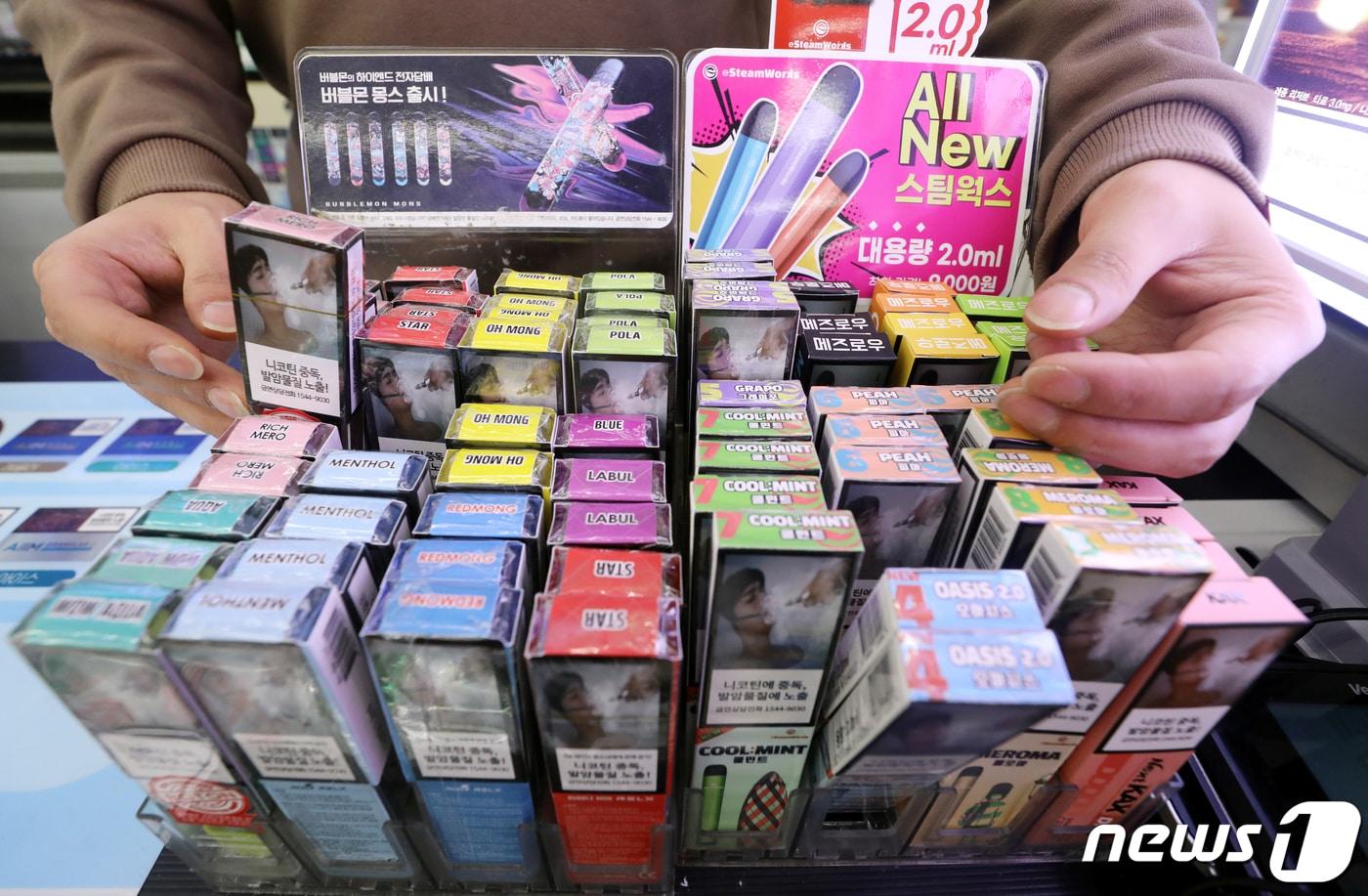 1일 오전 서울 시내 한 편의점에서 한 직원이 전자담배를 진열하고 있다. 2023.2.1/뉴스1 ⓒ News1 김진환 기자