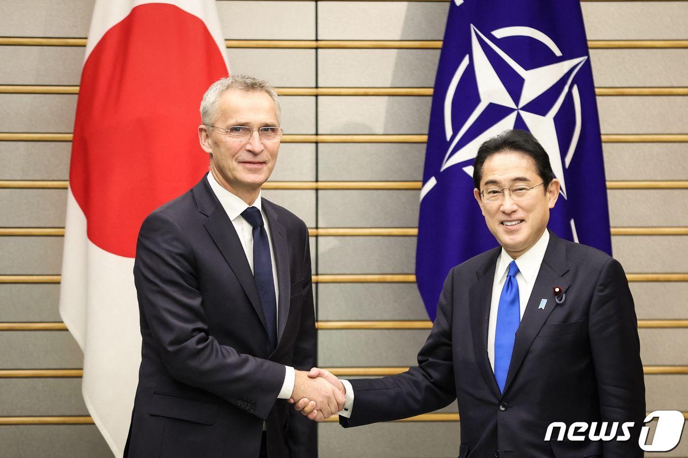 본문 이미지 - 기시다 후미오 일본 총리가 31일(현지시간) 도쿄를 방문한 옌스 스톨텐베르그 나토 사무총장과 만나 악수를 하고 있다. ⓒ AFP=뉴스1 ⓒ News1 우동명 기자