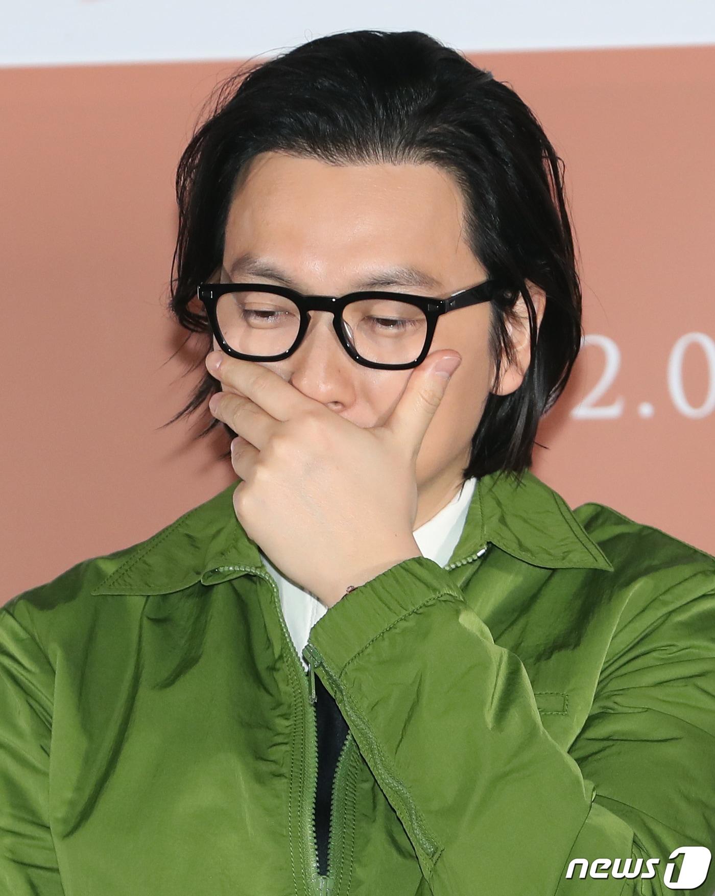 본문 이미지 - 배우 이동휘가 1일 서울 용산구 CGV 용산아이파크몰에서 열린 영화 '어쩌면 우린 헤어졌는지 모른다' 언론시사회 및 기자간담회에서 생각에 잠겨있다. '어쩌면 우린 헤어졌는지 모른다'는 오랜 연애 끝에 이별을 맞은 한 연인의 이야기를 그린 작품이다. 2023.2.1/뉴스1 ⓒ News1 권현진 기자