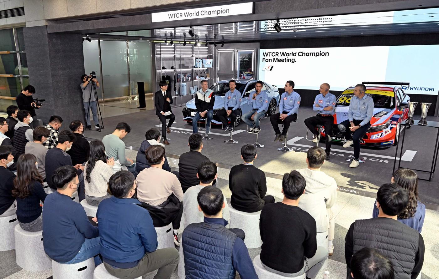 본문 이미지 - 현대자동차 서울 양재동 본사 1층에서 진행되는 임직원 대상 ‘드라이버와의 만남’ 현장(현대차 제공)