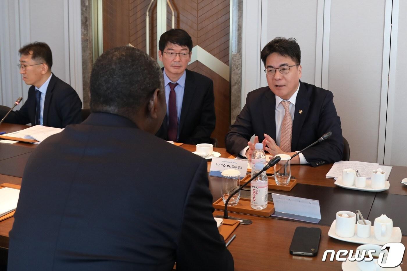 윤태식 관세청장이 한국의 전자통관시스템에 대해 탄자니아 조세청장에게 설명을 하고 있다.