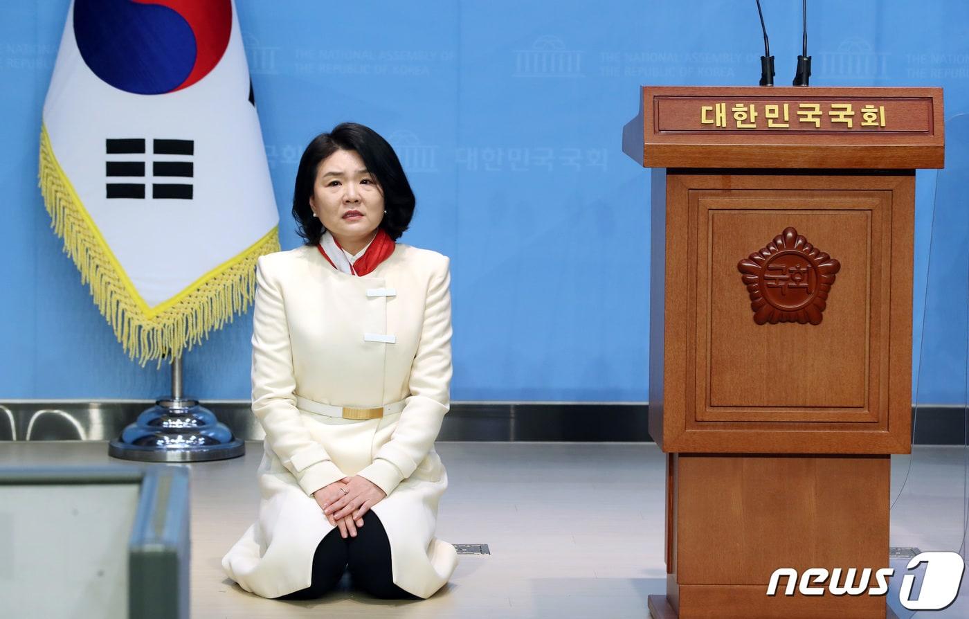 류여해 자유한국당(국민의힘 전신) 전 최고위원이 1일 서울 여의도 국회 소통관에서 3·8 전당대회 최고위원 출마 선언 기자회견을 마친 뒤 무릎 꿇고 지지를 호소하고 있다. 2023.2.1/뉴스1 ⓒ News1 이동해 기자