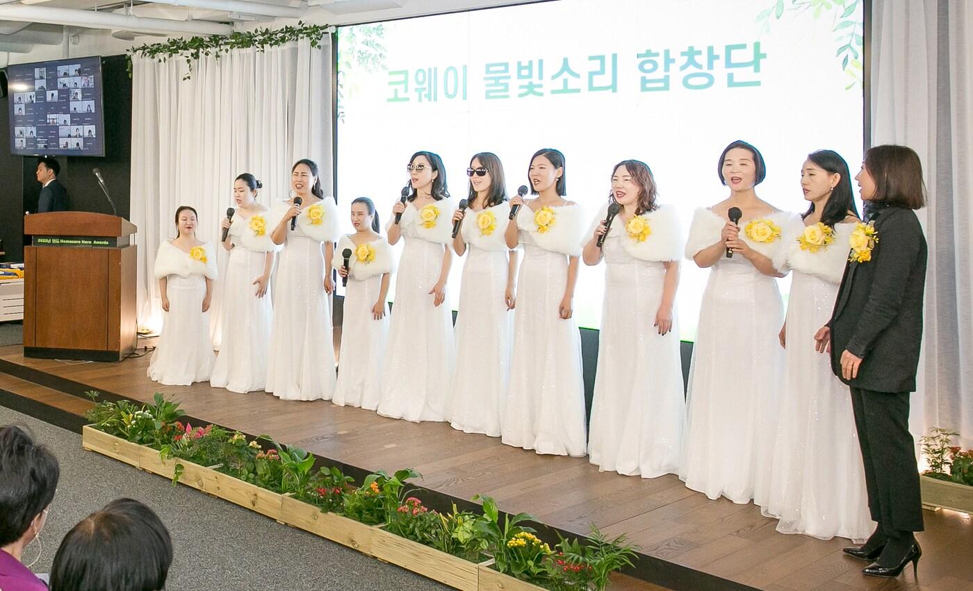 본문 이미지 -  코웨이 시각장애인 합창단 물빛소리 합창단이 공연을 펼치고 있다.(코웨이 제공)