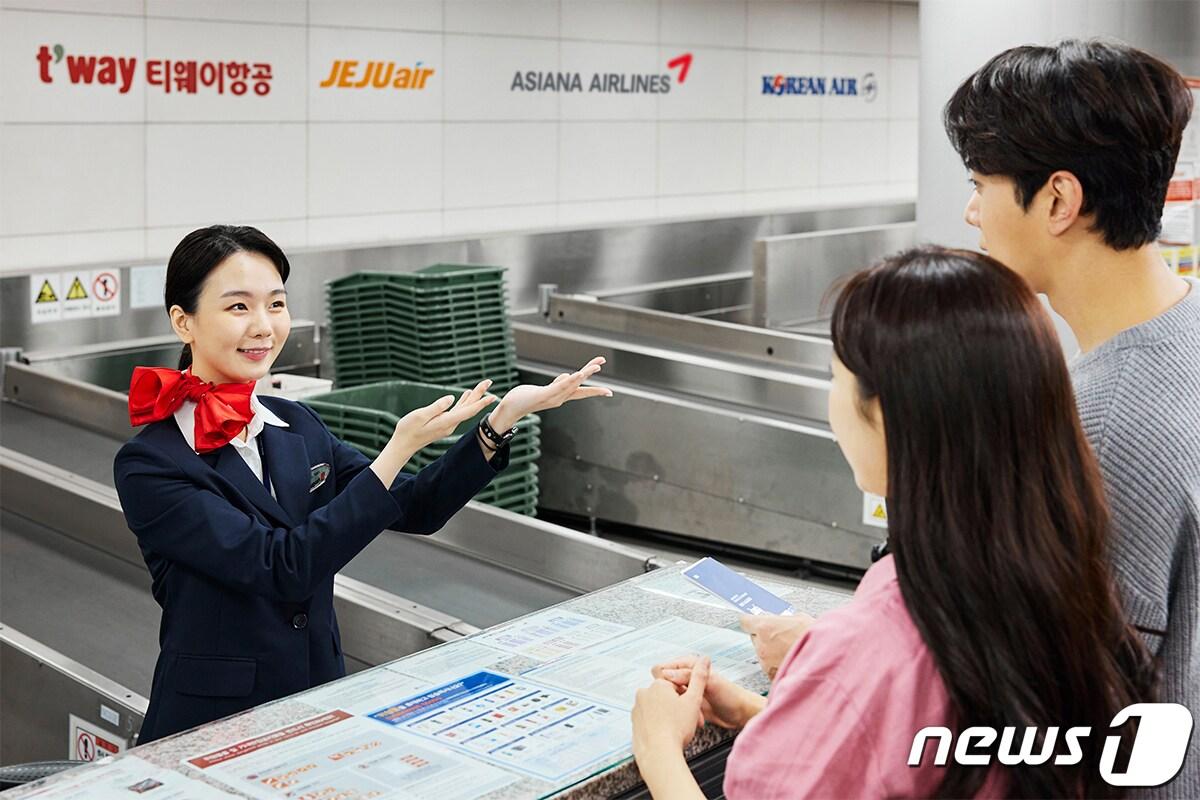 본문 이미지 - 서울역 도심공항터미널 티웨이항공 탑승수속(공항철도 제공) / 뉴스1