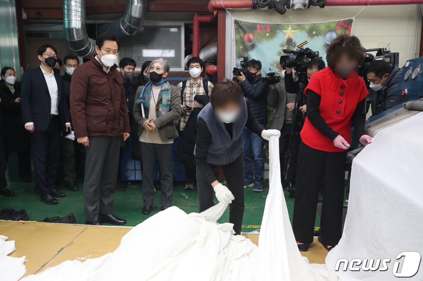 오세훈 서울시장이 서울 강동구 장애인 거주시설인 '우성원'을 찾아 세탁 작업장을 둘러보고 있다. (공동취재) 2023.2.1/뉴스1 ⓒ News1 이승배 기자
