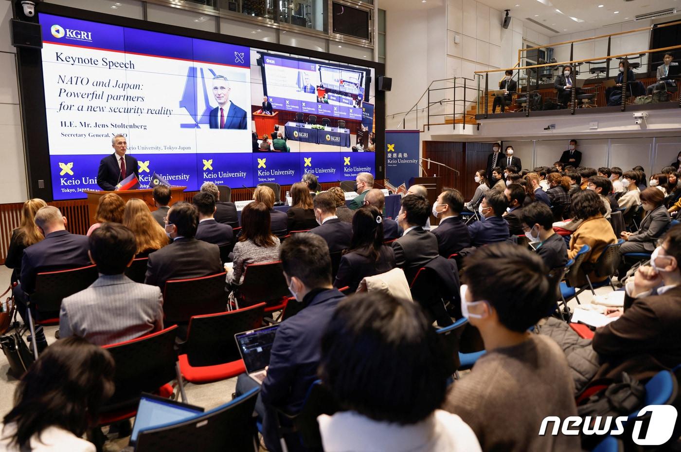 본문 이미지 - 일본의 대표적인 사립대학인  게이오대에서 옌스 스톨텐베르크 나토 사무총장이 학생들 앞에서 연설하고 있다. <자료사진>ⓒ 로이터=뉴스1